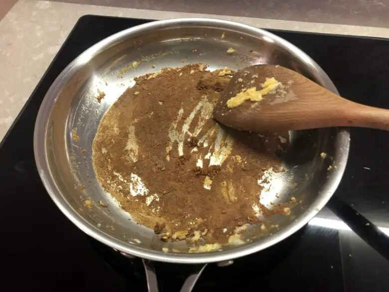 Eggs sticking to stainless steel frying pan