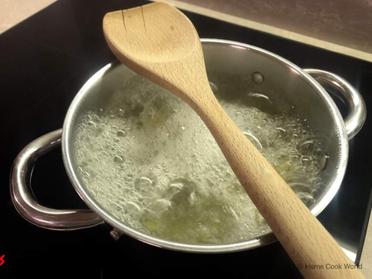 How to Keep Water in Your Pot From Boiling Over - Home Cook World