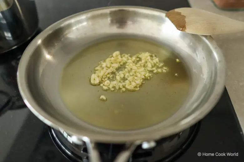 Garlic in frying pan