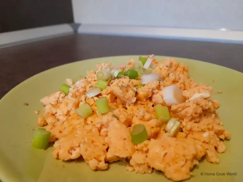 Scrambled eggs with sriracha sauce