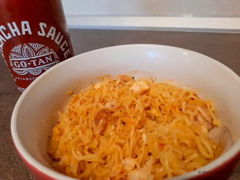 Chicken noodles with sriracha